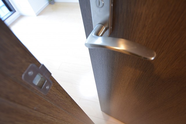 ミサワホームズ東大井　洋室の扉