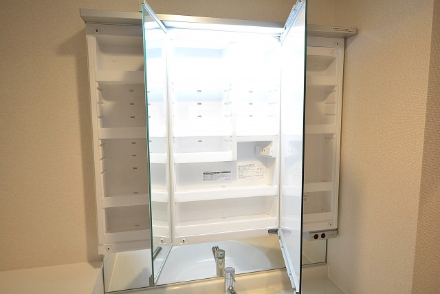 洗面台三面鏡　キャビネット収納