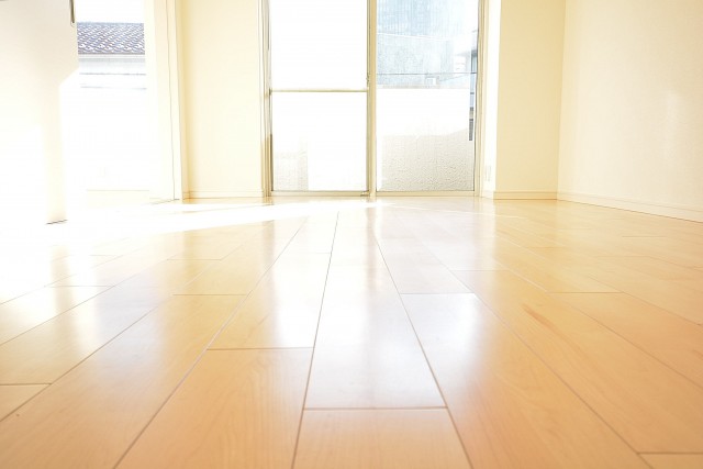 メイゾン西麻布　陽ざしが差し込むリビングダイニング