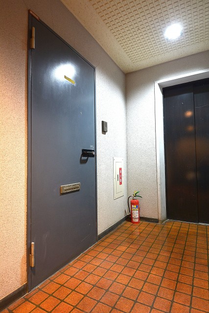 メイゾン西麻布　玄関前