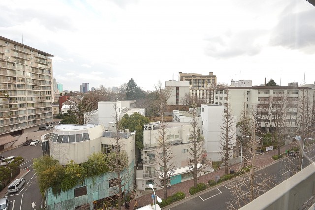 マンション白金苑　洋室約7.5帖からの景観