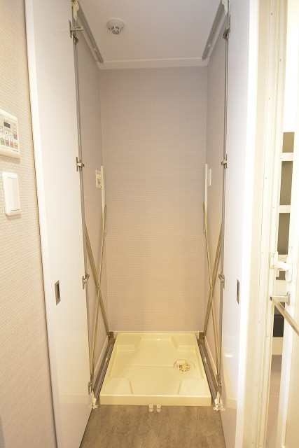 大崎南パークハウス　扉付きの洗濯機置場