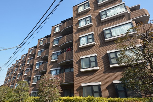 タウンシップ尾山台　シックなタイル貼りの外観