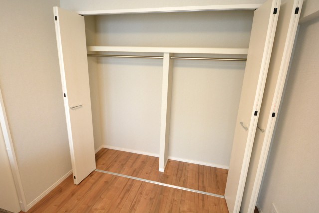 日商岩井本郷マンション　洋室約6.4帖収納