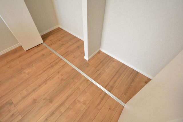 日商岩井本郷マンション　洋室約6.4帖収納