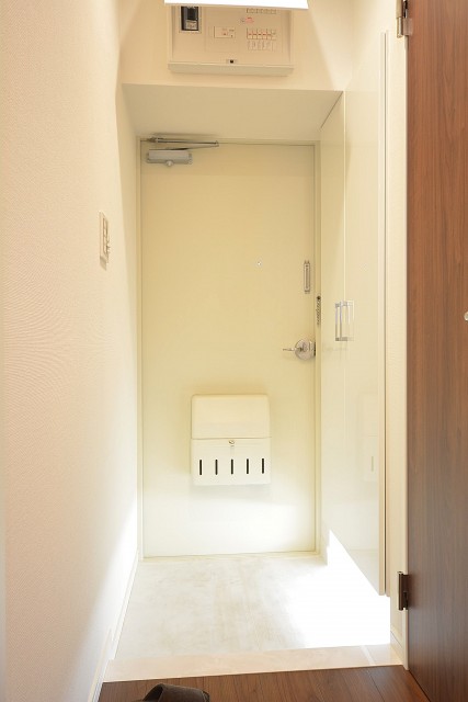 浜町グランドハイツ　明るい玄関ホール