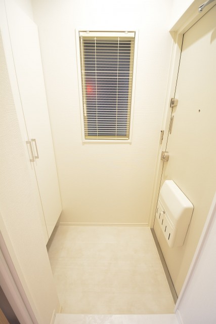 光建ハイムブリリアンス日本橋浜町四番館　ホワイト基調の明るい玄関ホール