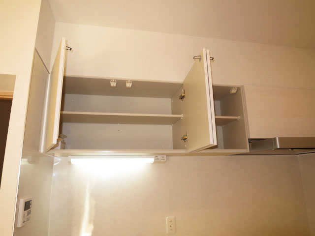 キッチン上部には吊戸棚