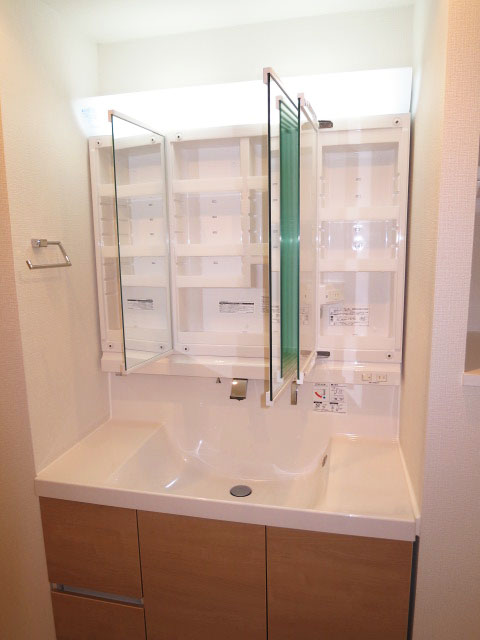 三面鏡の裏はキャビネット収納