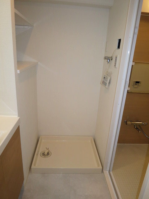 横手に棚がある洗濯機置き場