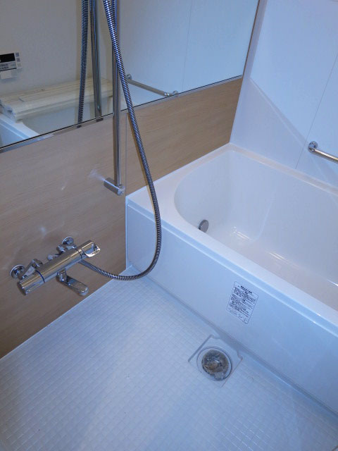 浴室換気乾燥機付きのバスルーム