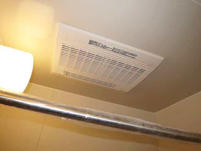 浴室換気乾燥機付きのバスルーム