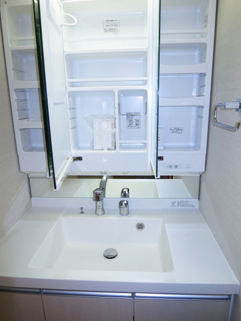 三面鏡裏はキャビネット収納