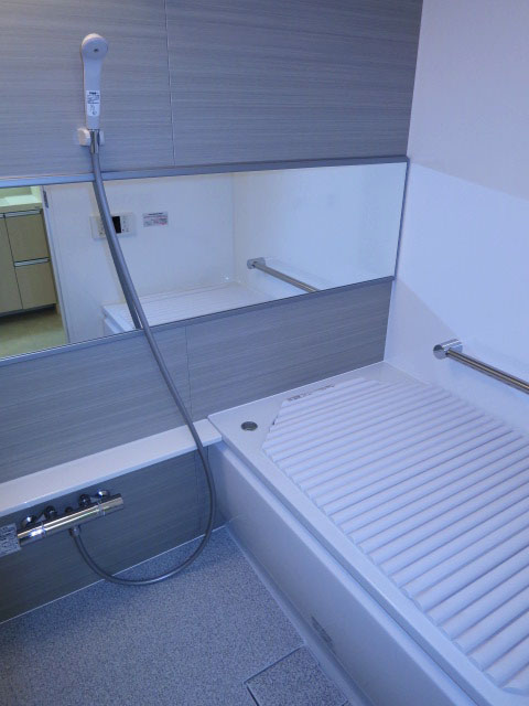 浴室換気乾燥機付のバスルーム