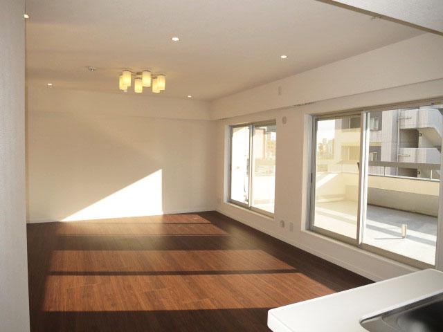 日商岩井本郷マンション　リビングダイニング