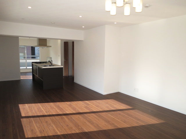 日商岩井本郷マンション　リビングダイニング