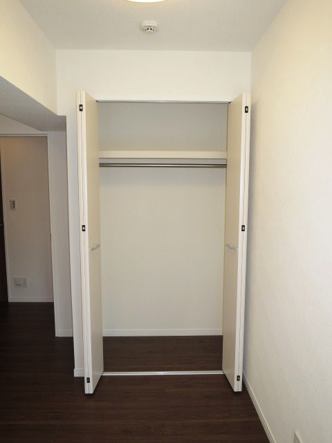 日商岩井本郷マンション　洋室（約4.8帖）収納