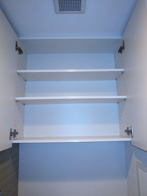 トイレ上部の吊戸棚