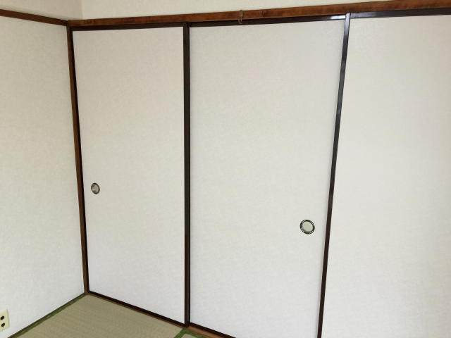 藤和用賀コープ　6帖和室（西側）収納