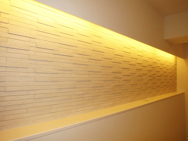 目白ガーデニア　リビングダイニングの壁面にはエコカラット416