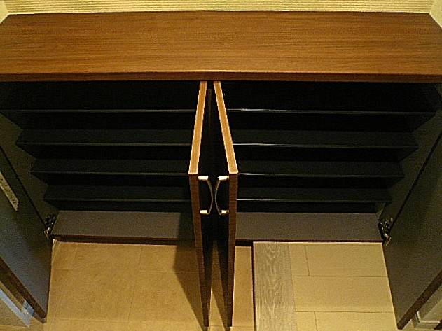 藤和青葉台コープ　ワイドな玄関収納。