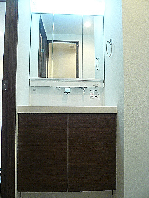 藤和青葉台コープ　三面鏡の洗面化粧台。