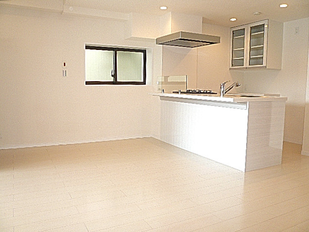 藤和青葉台コープ　白を基調としたLDKは13.5帖です。