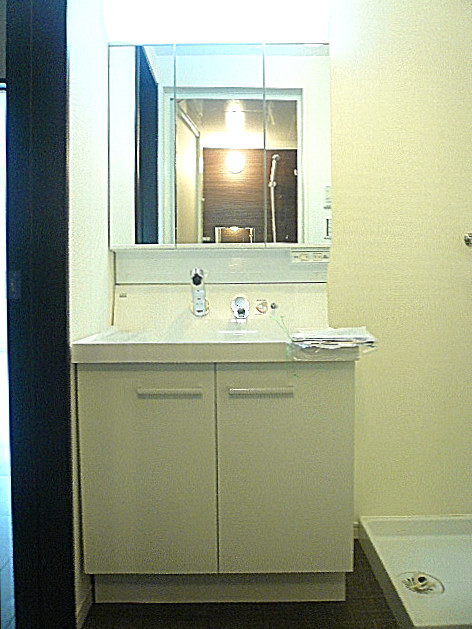 大きなミラーの洗面化粧台です。