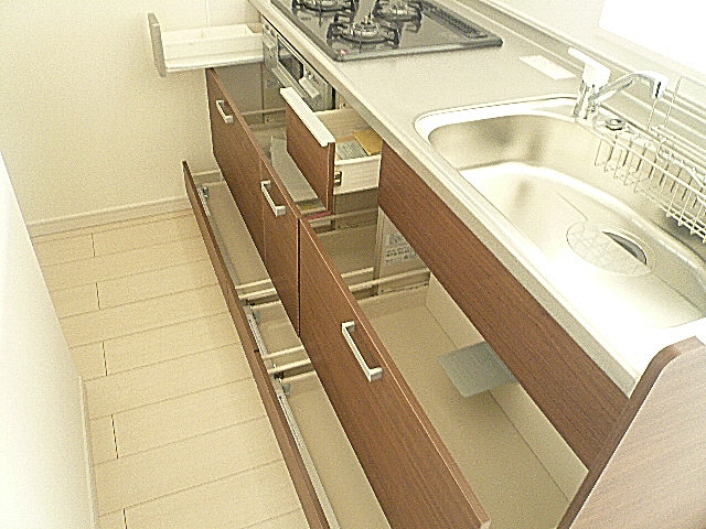 柿の木坂パレス　たっぷりスライド式収納。