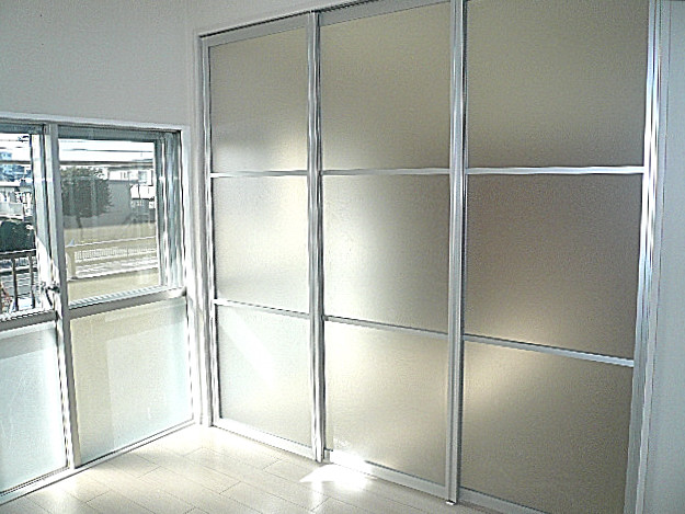 柿の木坂パレス　真っ白なダイニングキッチンです。