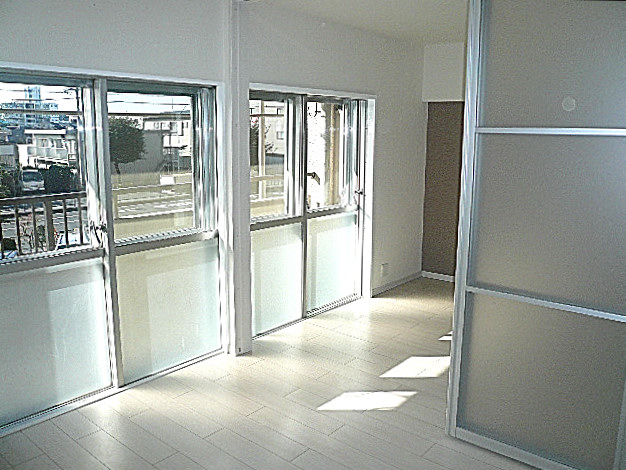 柿の木坂パレス　真っ白なダイニングキッチンです。