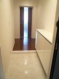 白を基調とした玄関ホールです。