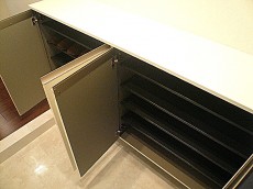 カウンター付き玄関収納。