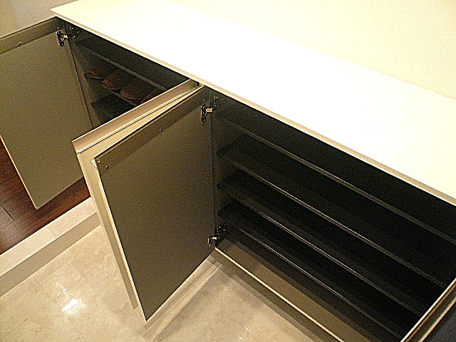 カウンター付き玄関収納。