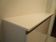 カウンター付き玄関収納。