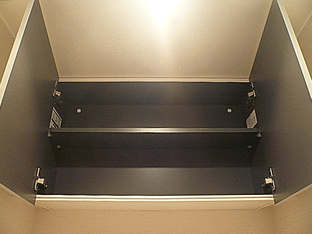 トイレ　吊戸棚。