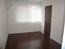 花壇のある洋室6.6帖。