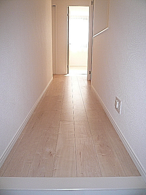 無垢の廊下はソフトな雰囲気。