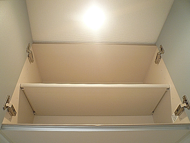 洗濯置き場　吊戸棚です。