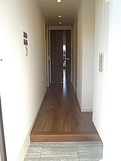 フローレンスパレス多摩川　白いクロスの明るい廊下です。