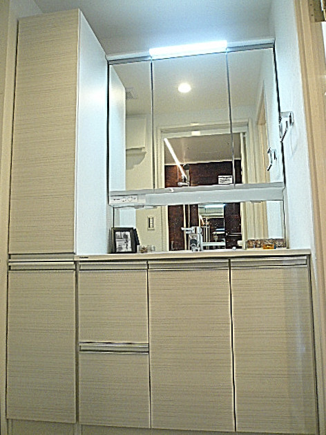 フローレンスパレス多摩川　収納たっぷり洗面化粧台です。