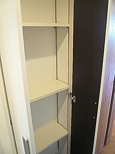 フローレンスパレス多摩川　廊下収納です。