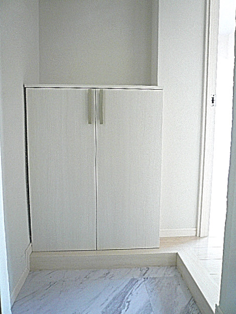 ホワイトな玄関スペース。