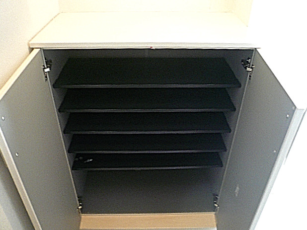 カウンター付き玄関収納。