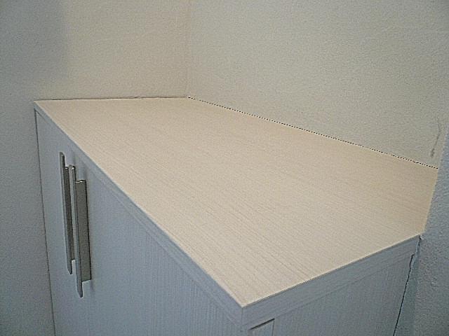 カウンター付き玄関収納。