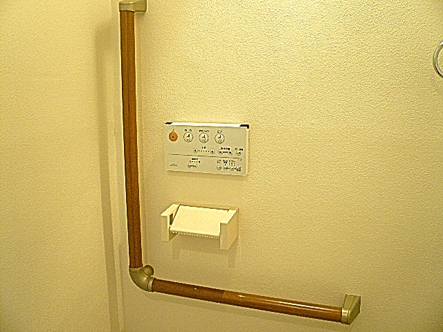 トイレ　L字の手すり。