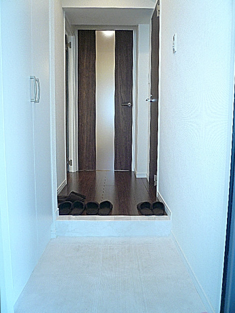 ホワイトな玄関ホール。