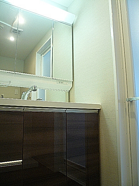 4面鏡の洗面化粧台。