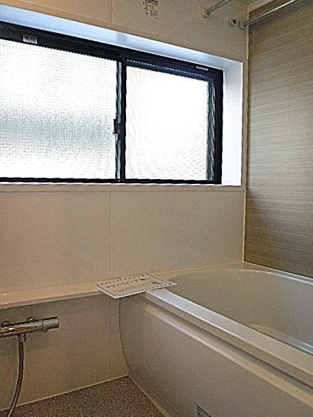 大きな窓のバスルーム。