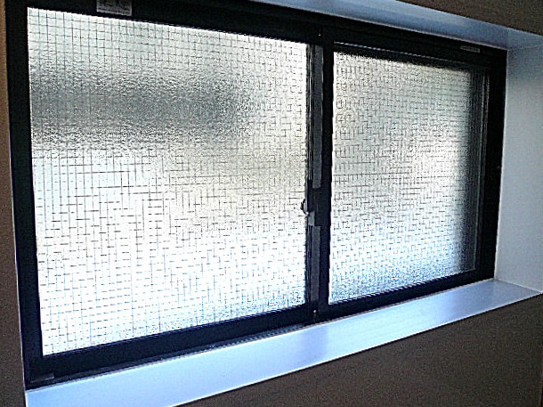 大きな窓のバスルーム。